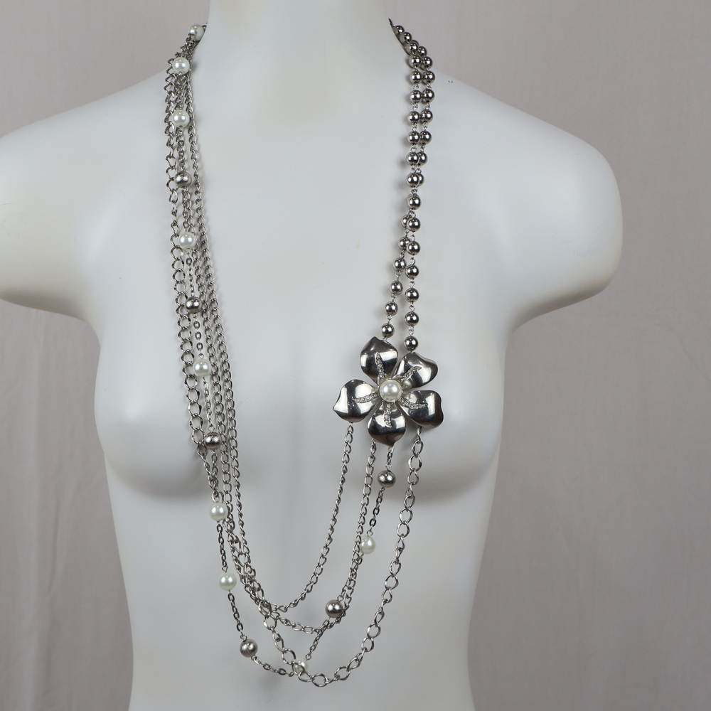 Elegant Silver Floral Necklace